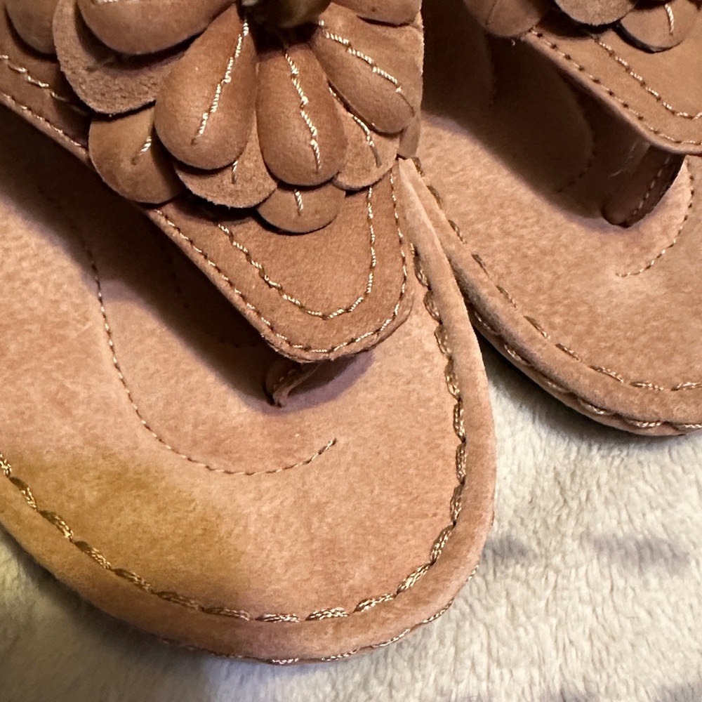 Clarks Women's Brown Leather Slip on Floral Sandals size 8.5 - Picture 2 of 6